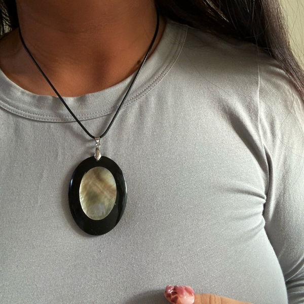 oval shell pendant necklace in black