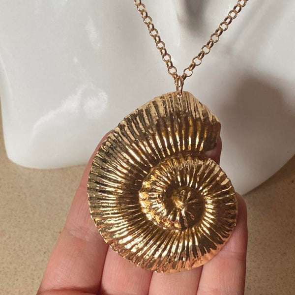 gold shell pendant necklace