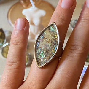 oval shiny shell stone ring