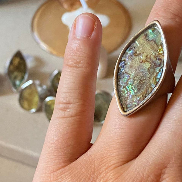 oval shiny shell stone ring