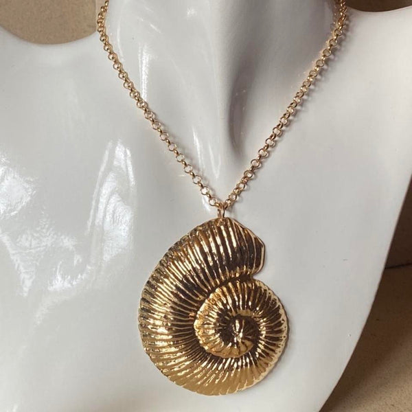 gold shell pendant necklace