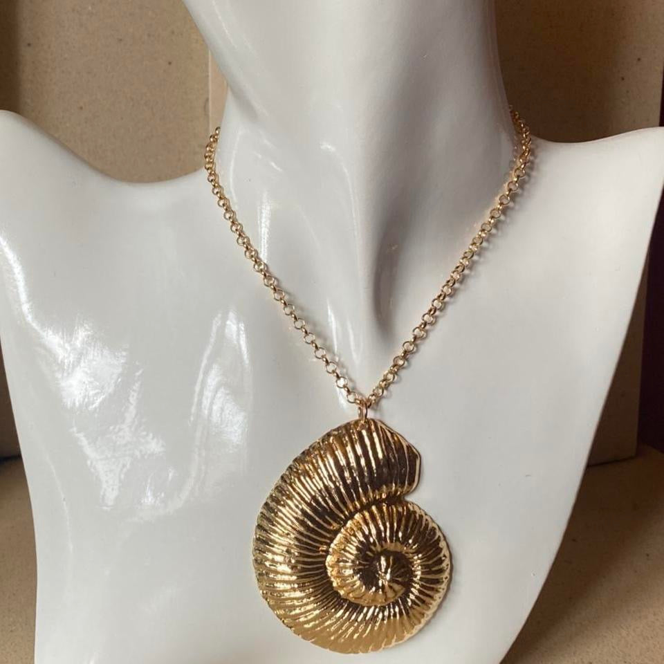 gold shell pendant necklace